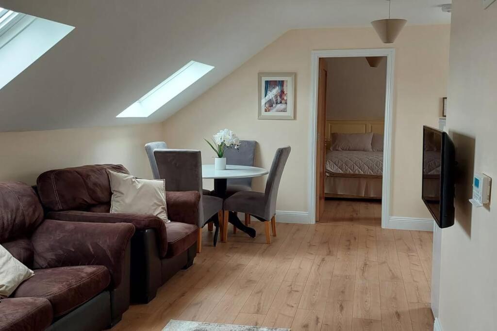 Modern Countryside Apartment Killmallock Lodge إينيسكورثي المظهر الخارجي الصورة